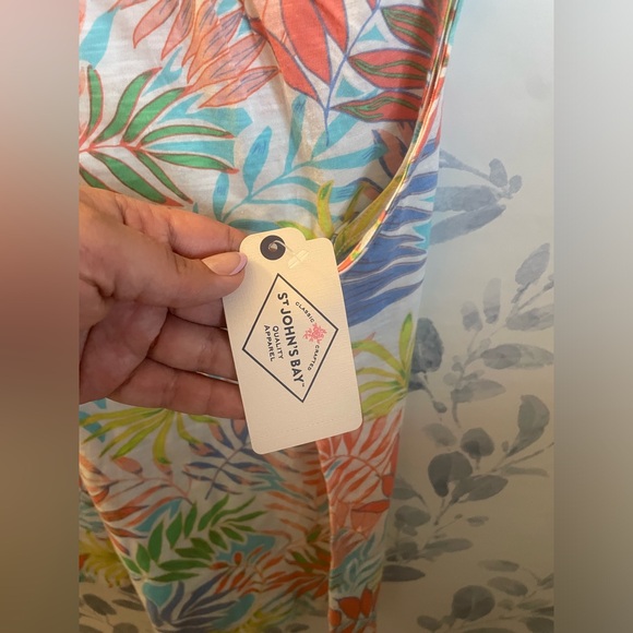 St. John’s Bay Women’s Round Neck Tank Top Tropical Medium. New w tag - Picture 5 of 7